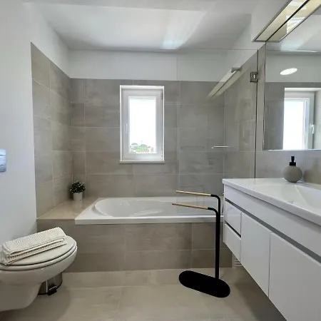 Deluxe With Pool By Homing