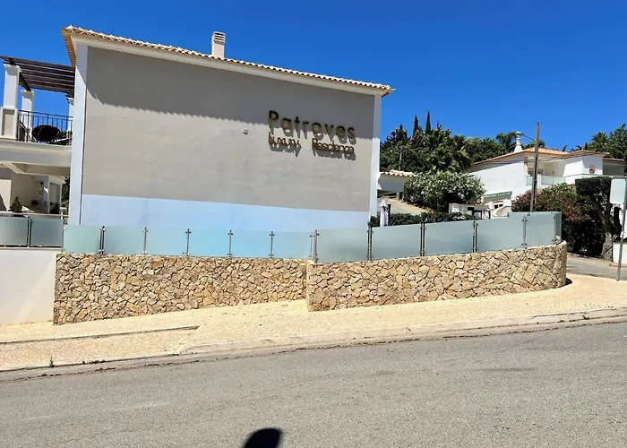 Deluxe With Pool By Homing Ferienhaus